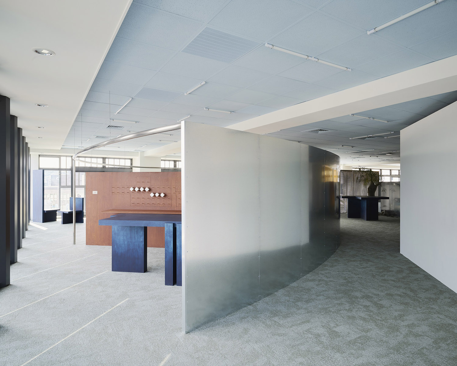 半弧形金屬構造隔墻